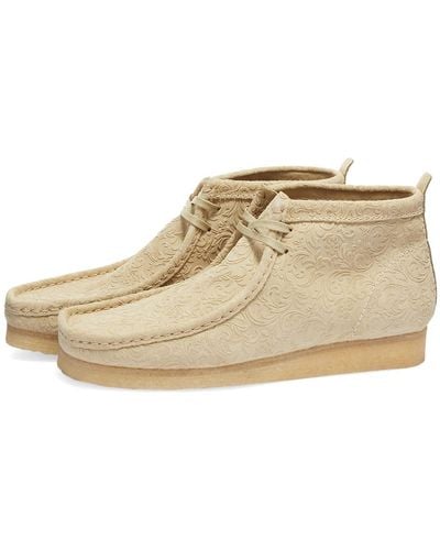 Clarks End. X Oxford Flowers Wallabee Boot - Natural