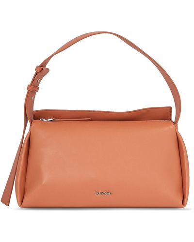 Calvin Klein Handtasche elevated soft shoulder bag sm k60k610756 autumn leaf gap - Braun