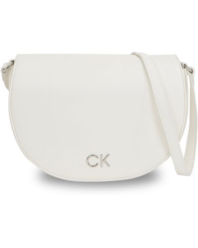 Calvin Klein Handtasche ck daily saddle bag pebble k60k611679 bright white yaf - Weiß