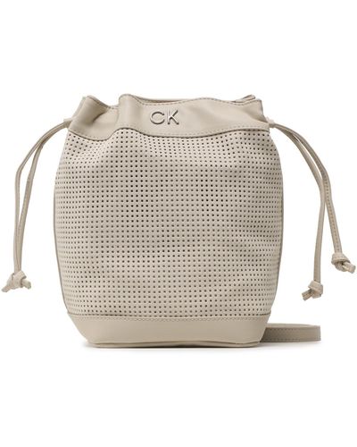 Calvin Klein Handtasche re-lock drawstring bag sm perf k60k610636 pea - Grau
