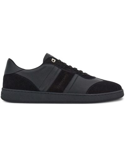 Ferragamo Zapatillas bajas con logo en relieve - Negro