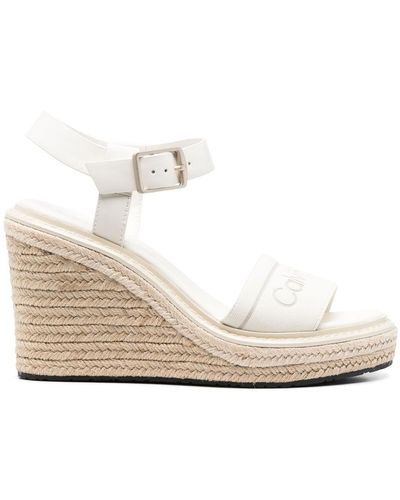 Calvin Klein Sandales en raphia à logo imprimé - Blanc