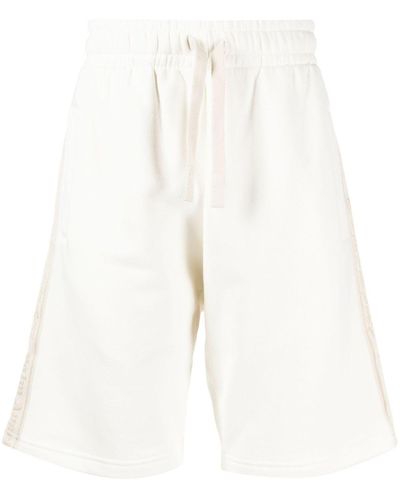 Palm Angels Pantalones cortos de chándal con franja del logo - Blanco