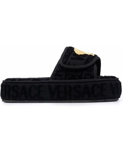 Versace ヴェルサーチェ エンボスロゴ サンダル - ブラック