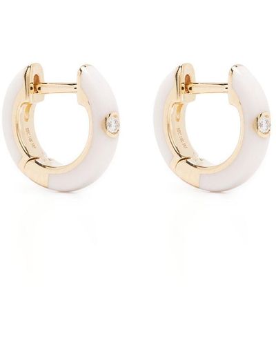 EF Collection Aros huggies esmaltados en oro amarillo de 14kt con diamantes - Blanco