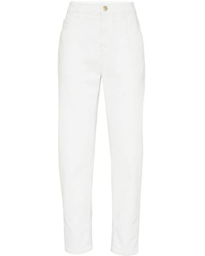 Brunello Cucinelli Hoch sitzende Tapered-Jeans mit Monili-Kette - Weiß