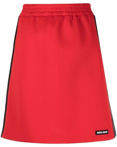 Miu Miu Falda de cintura alta con parche del logo - Rojo