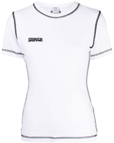 Vetements T-Shirt mit Logo-Patch - Weiß