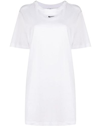Nike T-Shirtkleid mit Logo-Stickerei - Weiß