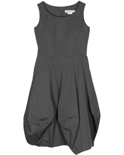 Comme des Garçons Vestido a rayas diplomáticas con pliegues - Gris