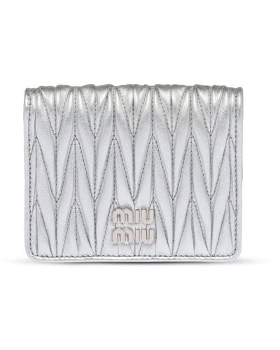 Miu Miu Portemonnaie aus Matelasse-Leder - Weiß