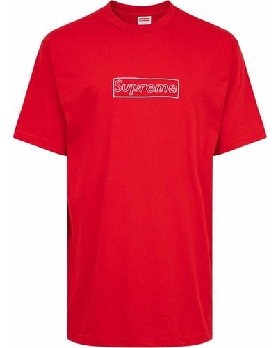 Supreme Camiseta con logo de tiza de x KAWS - Rojo