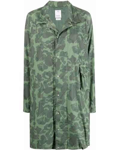 Visvim Trenchcoat mit Camouflage-Print - Grün