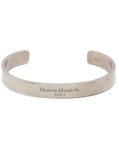 Maison Margiela Bracciale rigido argento con logo inciso - Bianco