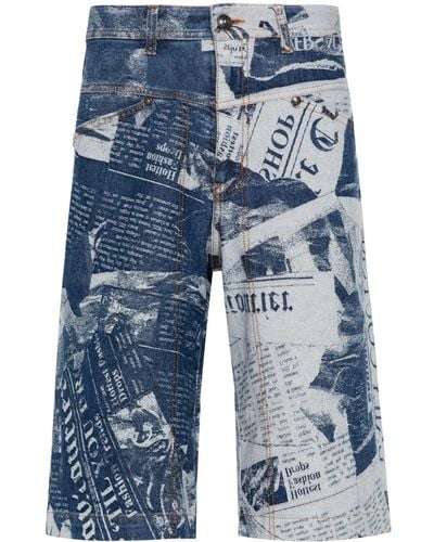Versace Pantalones vaqueros cortos con estampado de periódico - Azul