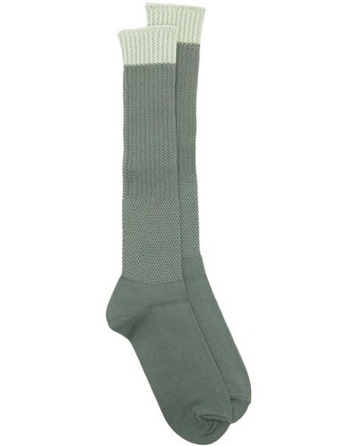 Homme Plissé Issey Miyake Gerippte Socken mit Logo-Print - Grün