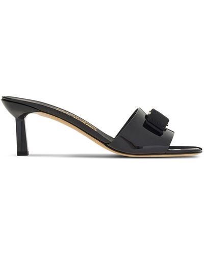 Ferragamo Mules En Cuir Verni À Nœuds Vara - Noir