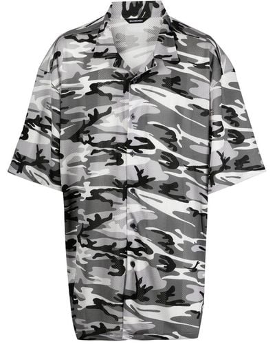 Balenciaga Camisa con motivo militar - Gris
