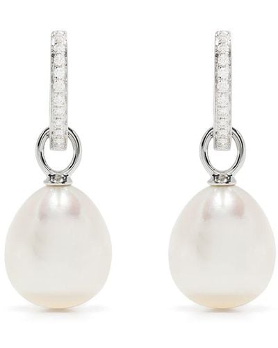 Kiki McDonough Boucles d'oreilles Classics en or blanc 18ct ornées de diamants et de perles