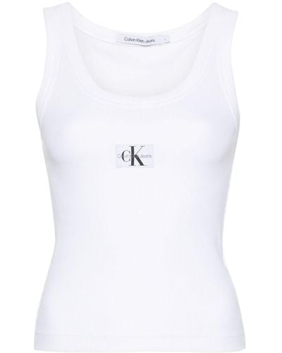 Calvin Klein Geripptes Trägershirt mit Logo-Patch - Weiß