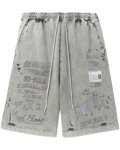 Maison Mihara Yasuhiro Pantalones cortos de deporte con garabatos estampados - Gris