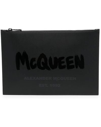 Alexander McQueen Flache Clutch mit Logo-Print - Schwarz