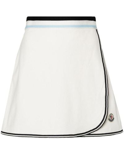 Moncler Minifalda cruzada con parche del logo - Blanco