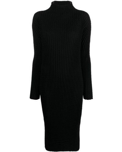 Issey Miyake Ribgebreide Midi-jurk Met Lange Mouwen - Zwart