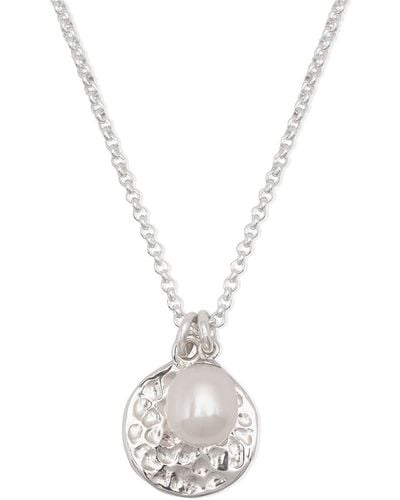 Dower & Hall Hammered Disc Pearl Pendant Necklace - Metallic