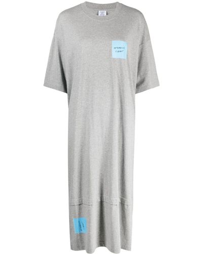 Vetements T-Shirtkleid mit Logo-Patch - Grau