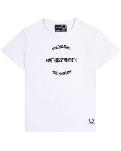 Fred Perry T-Shirt mit Slogan-Print - Weiß