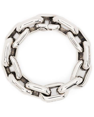 Alexander McQueen Bracelet poli à logo gravé - Métallisé