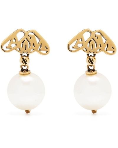 Alexander McQueen Pendientes Seal con perla y logo - Metálico