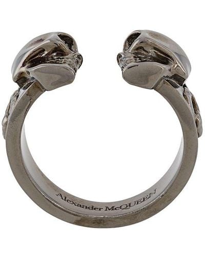 Alexander McQueen Ring mit zwei Totenköpfen - Mettallic