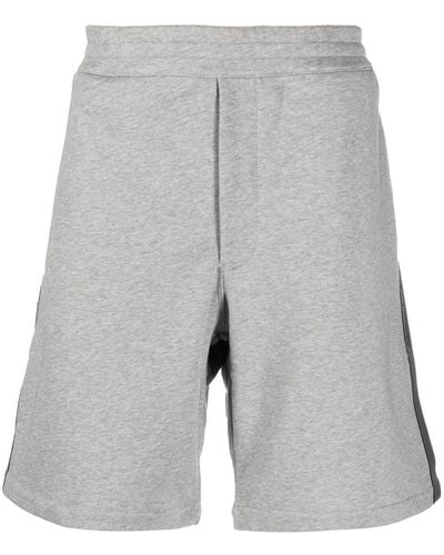 Alexander McQueen Pantalones cortos de chándal con franjas del logo - Gris