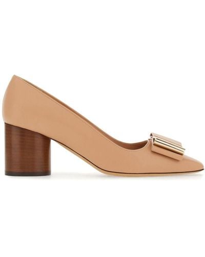 Ferragamo Pumps Met Strikdetail - Naturel