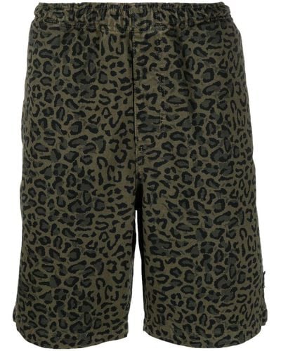 Stussy Pantalones cortos con motivo de leopardo - Verde