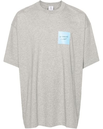 Vetements T-Shirt mit Sticker-Logo - Weiß