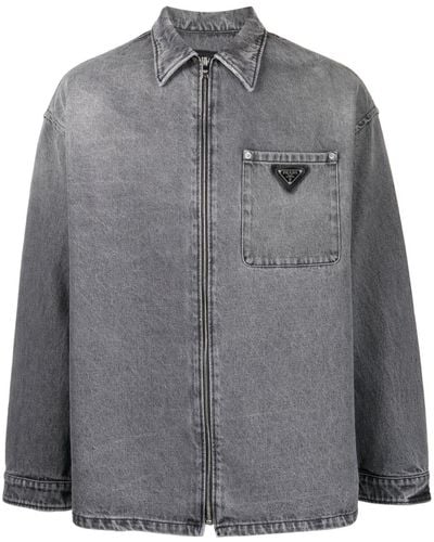 Prada Jeansjacke mit Triangel-Logo - Grau