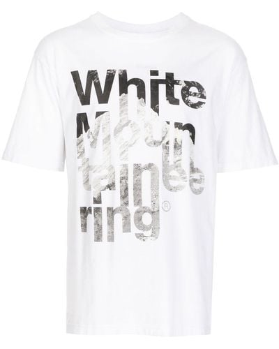 White Mountaineering Camiseta con logo estampado - Blanco
