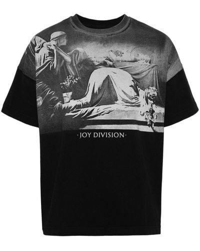 Pleasures X Joy Division Atrocity Katoenen T-shirt - Zwart