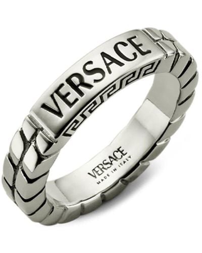 Versace Ring Met Gegraveerd Logo - Metallic