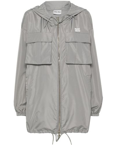 Miu Miu Chaqueta impermeable con aplique del logo - Gris