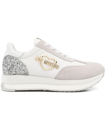 Love Moschino Wildleder-Sneakers mit Logo-Schild - Weiß
