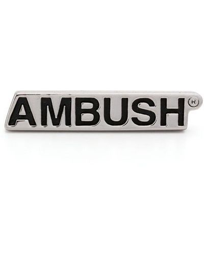 Ambush Name Plate エングレーブ ピアス - ホワイト