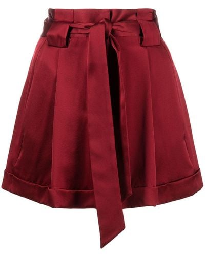 Michelle Mason Pantalones cortos con pinzas y cinturón - Rojo