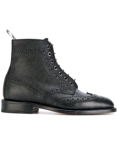 Thom Browne Wingtip Brogue Boot With Leather Sole In Black Pebble Grain - Zwart