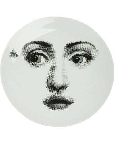 Fornasetti Piatto con volto stampato e mosca - Grigio