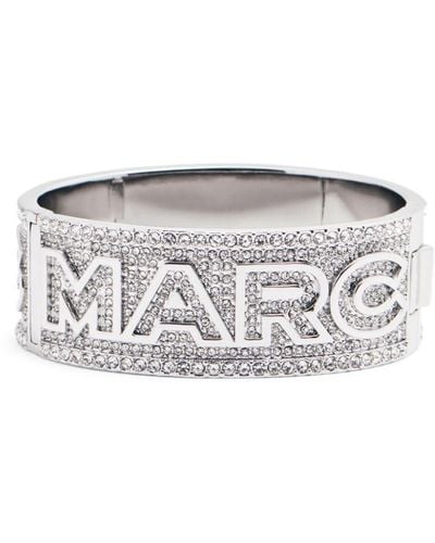 Marc Jacobs Bracelet pavé de cristaux à logo - Métallisé