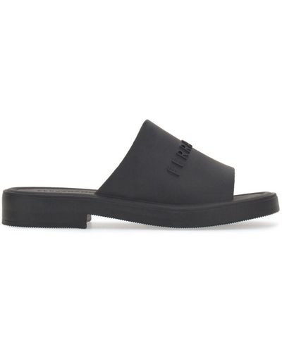 Ferragamo Sandalias con logo en relieve - Negro